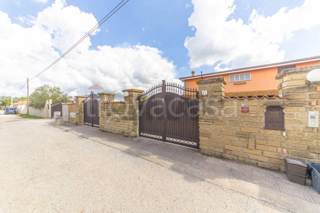 appartamento in vendita ad Aprilia in zona Campo di Carne