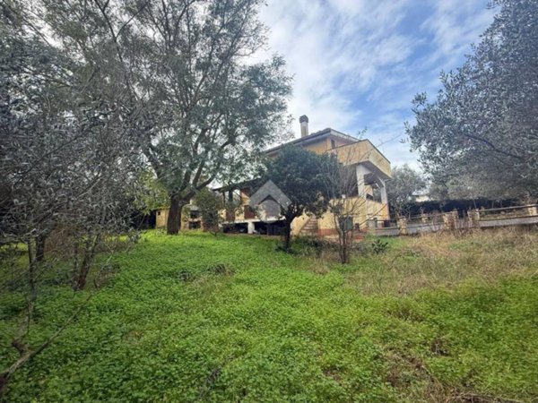 casa indipendente in vendita ad Aprilia in zona Campo di Carne