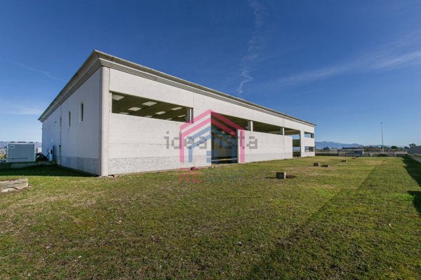 capannone in vendita ad Aprilia