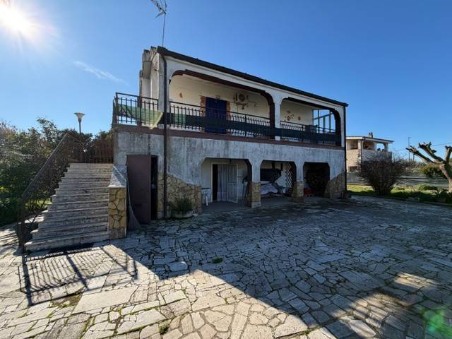 casa indipendente in vendita ad Aprilia in zona Campo di Carne