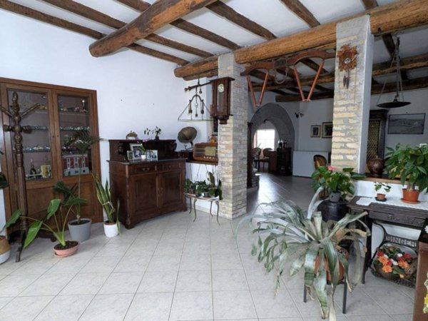 casa indipendente in vendita ad Aprilia in zona Fossignano