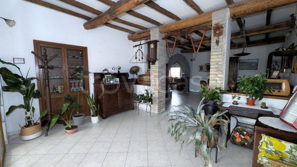 casa indipendente in vendita ad Aprilia in zona Fossignano