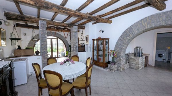 casa indipendente in vendita ad Aprilia in zona Fossignano