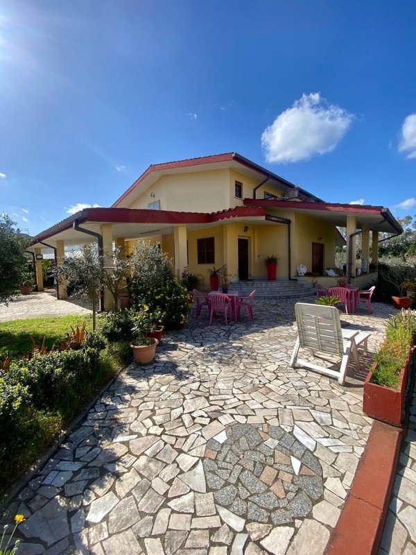 casa indipendente in vendita ad Aprilia in zona Casalazzara