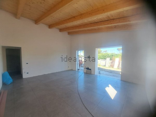 casa indipendente in vendita ad Aprilia in zona Fossignano