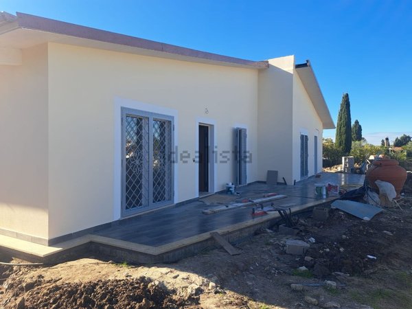 casa indipendente in vendita ad Aprilia in zona Fossignano