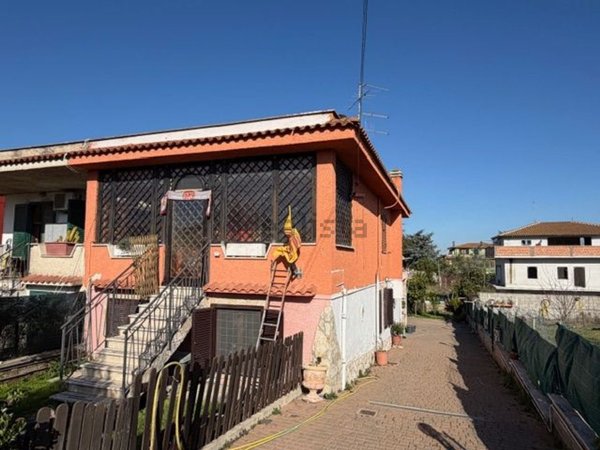 casa indipendente in vendita ad Aprilia in zona Fossignano