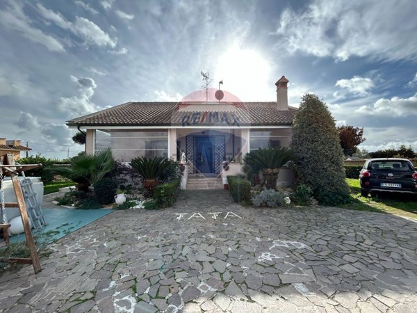 casa indipendente in vendita ad Aprilia in zona Campo di Carne