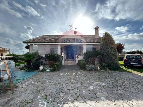 casa indipendente in vendita ad Aprilia in zona Campo di Carne