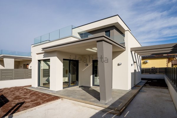 quadrivano in vendita ad Aprilia