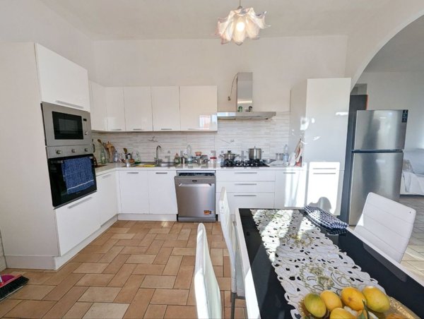 casa indipendente in vendita ad Aprilia in zona Fossignano