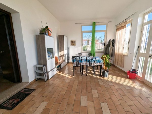 casa indipendente in vendita ad Aprilia in zona Fossignano