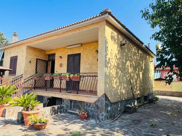 casa indipendente in vendita ad Aprilia in zona Cogna