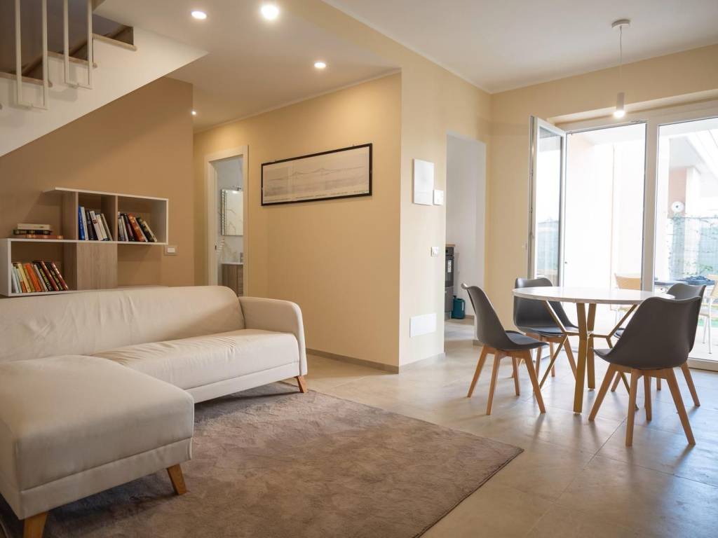 casa indipendente in vendita ad Aprilia in zona Casalazzara