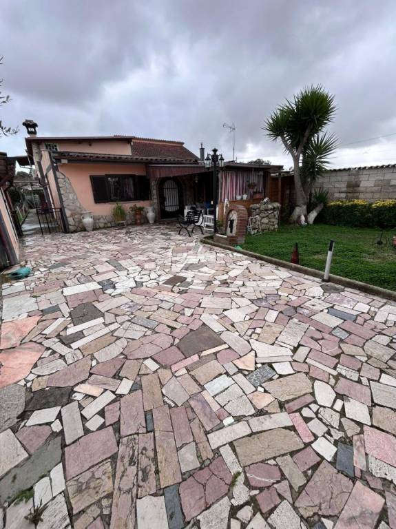 casa indipendente in vendita ad Aprilia in zona Genio Civile