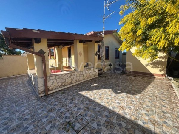 casa indipendente in vendita ad Aprilia in zona Genio Civile