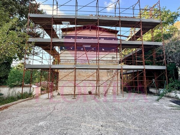 casa indipendente in vendita ad Aprilia in zona Fossignano