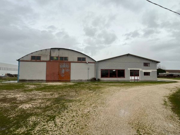 locale commerciale in vendita ad Aprilia in zona Campoverde