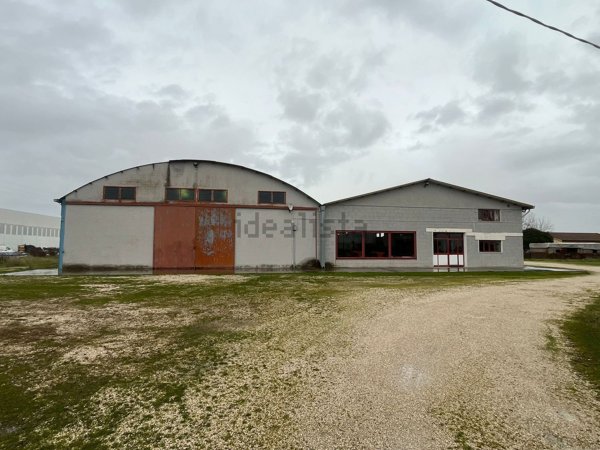 negozio in vendita ad Aprilia in zona Campoverde