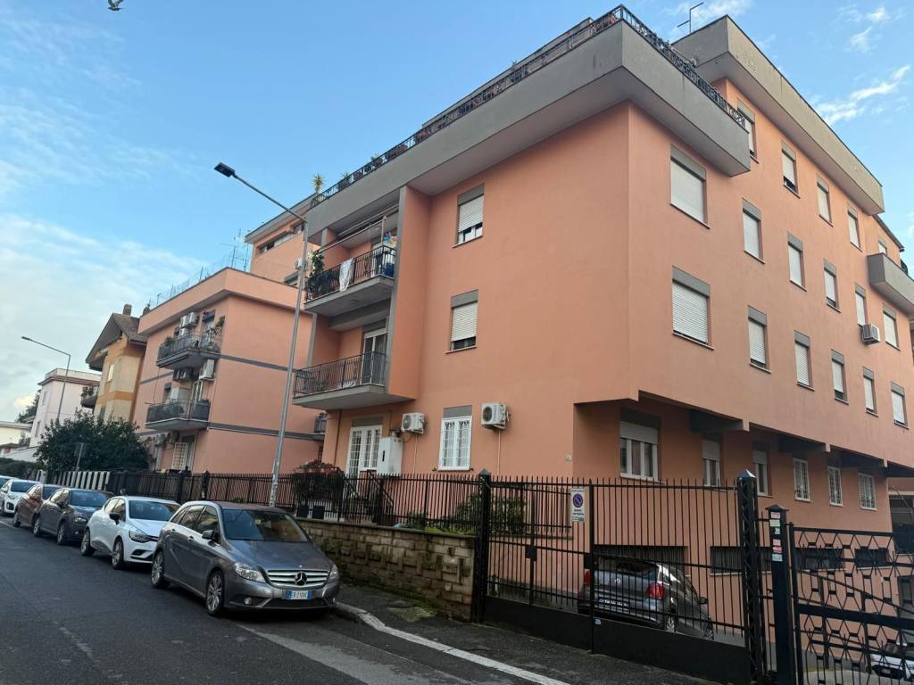 locale commerciale in vendita ad Aprilia