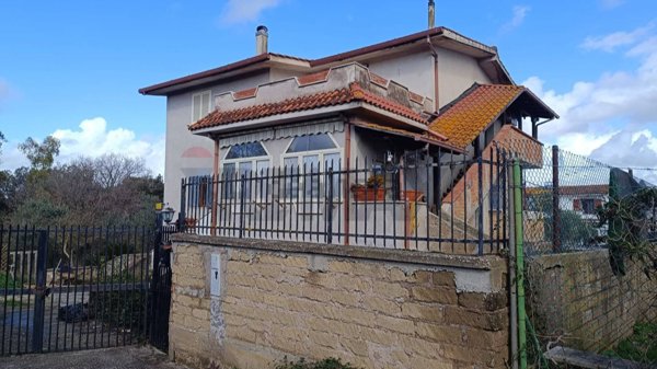 casa indipendente in vendita ad Aprilia in zona Fossignano