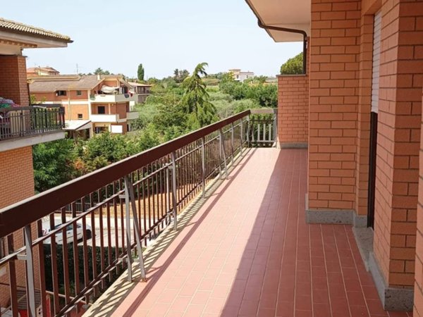 appartamento in vendita ad Aprilia in zona Casalazzara