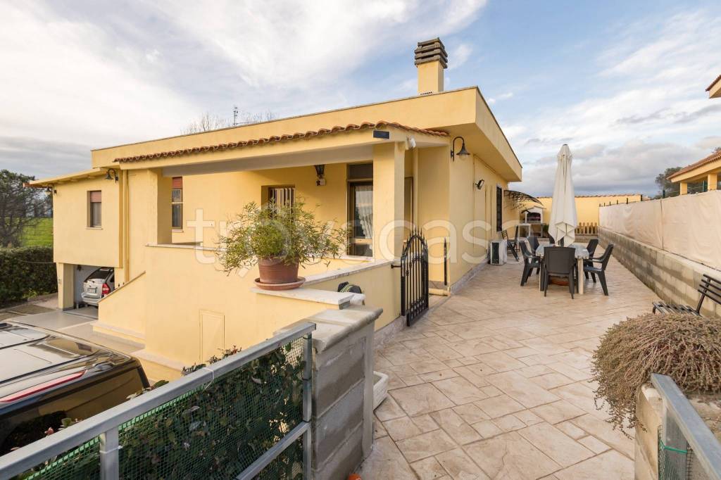 casa indipendente in vendita ad Aprilia in zona Fossignano