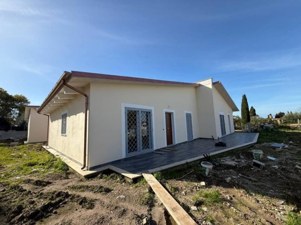 casa indipendente in vendita ad Aprilia in zona Fossignano