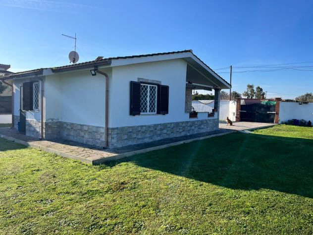 casa indipendente in vendita ad Aprilia in zona Genio Civile