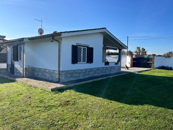 casa indipendente in vendita ad Aprilia in zona Genio Civile