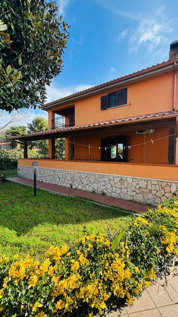 casa indipendente in vendita ad Aprilia in zona Cogna
