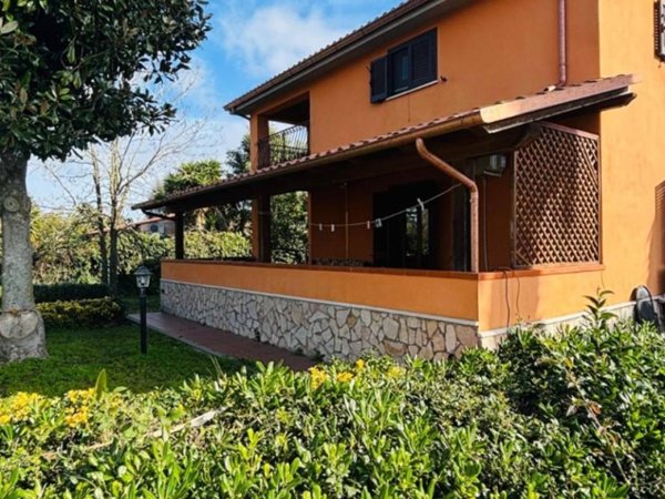 casa indipendente in vendita ad Aprilia in zona Cogna