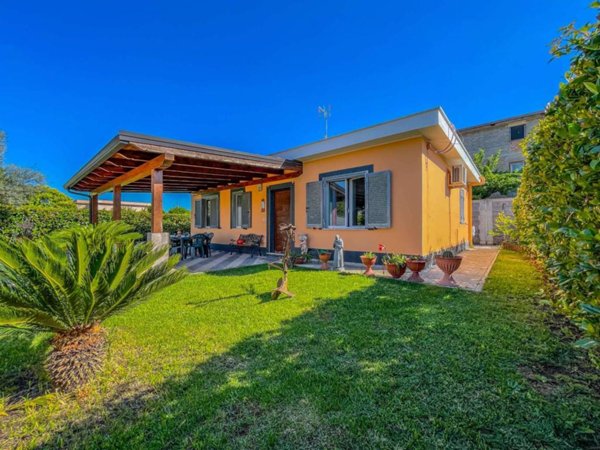 casa indipendente in vendita ad Aprilia in zona Pantanelle