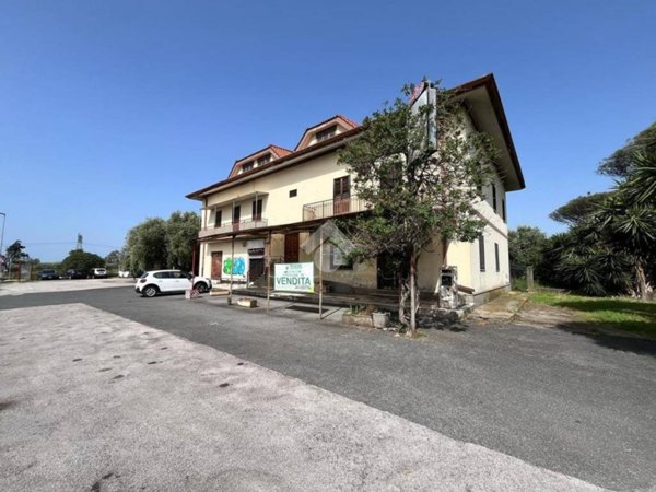 negozio in vendita ad Aprilia in zona Campoleone