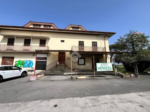 negozio in vendita ad Aprilia in zona Casalazzara