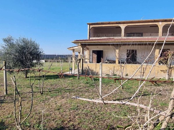 casa indipendente in vendita ad Aprilia in zona Campo di Carne