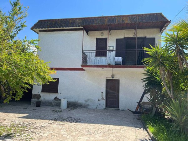 casa indipendente in vendita ad Aprilia in zona Fossignano