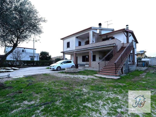 casa indipendente in vendita ad Aprilia in zona Campo di Carne