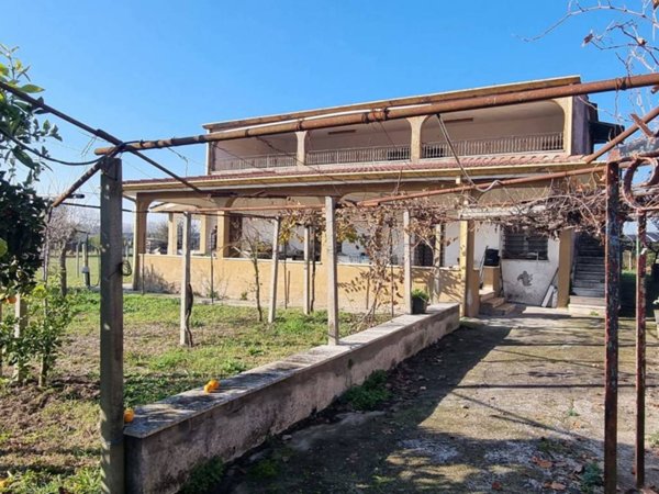 casa indipendente in vendita ad Aprilia in zona Cogna