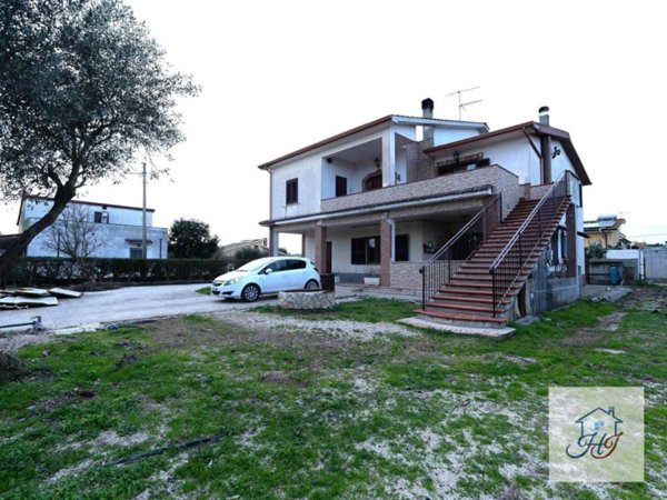 casa indipendente in vendita ad Aprilia in zona Campo di Carne