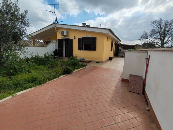 casa indipendente in vendita ad Aprilia in zona Cogna
