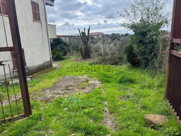 casa indipendente in vendita ad Aprilia in zona Casalazzara