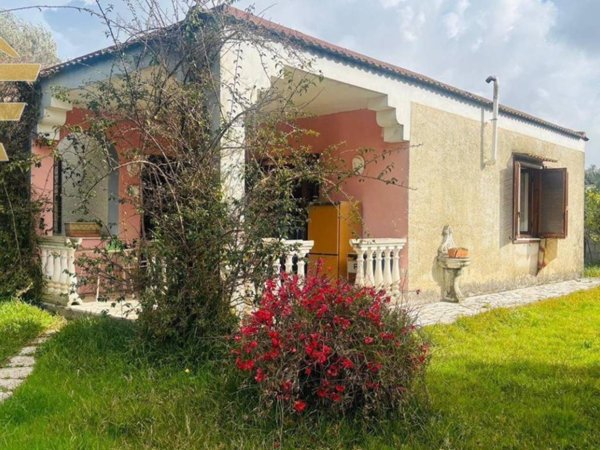 casa indipendente in vendita ad Aprilia in zona Cogna