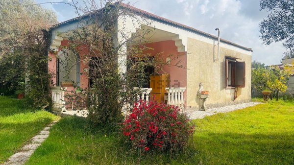 casa indipendente in vendita ad Aprilia in zona Cogna
