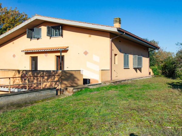 casa indipendente in vendita ad Aprilia in zona Fossignano