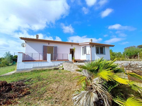 casa indipendente in vendita ad Aprilia in zona Fossignano