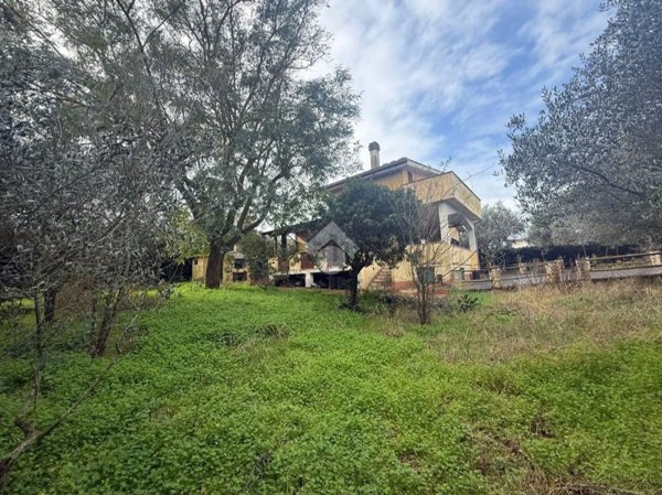 casa indipendente in vendita ad Aprilia in zona Cogna