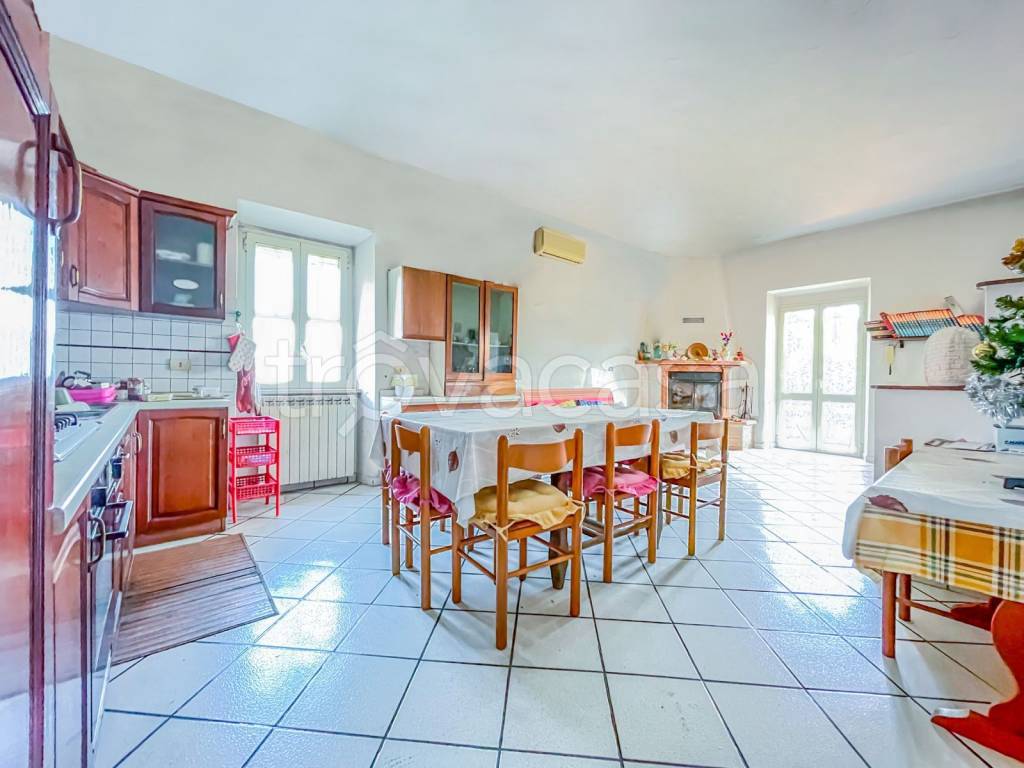 casa indipendente in vendita ad Aprilia in zona Campoleone