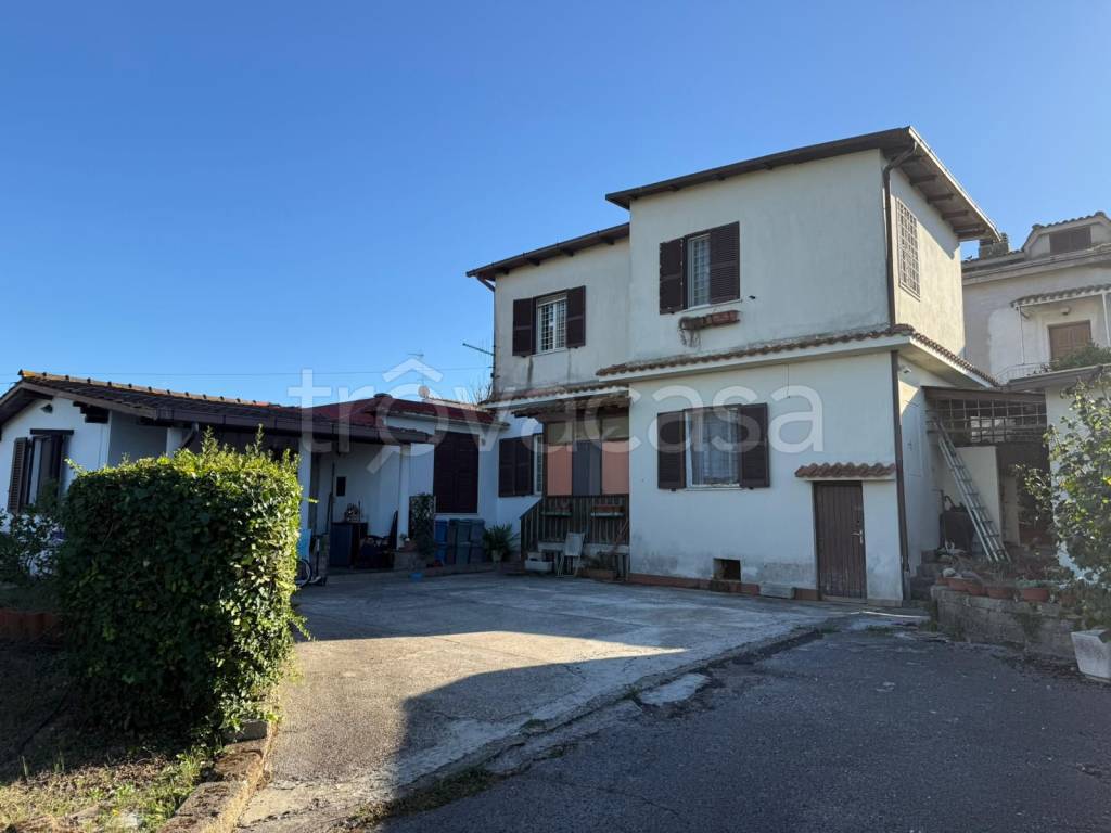 casa indipendente in vendita ad Aprilia in zona Fossignano