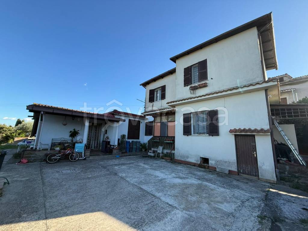 casa indipendente in vendita ad Aprilia in zona Fossignano